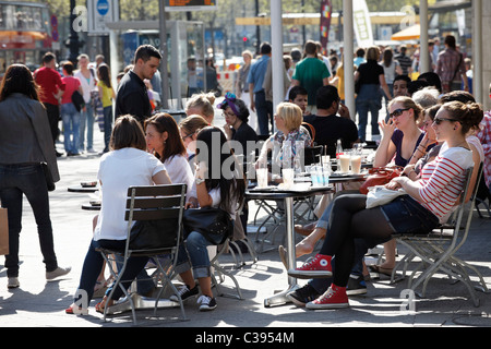 Berlin, café-CARAS, les gens déambulent le long de la Kurfuerstendamm. EU/DE/DEU/ Allemagne/ Capitol Berlin. Banque D'Images