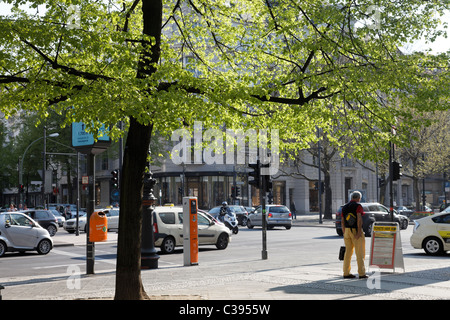 Berlin, le Kurfuerstendamm au printemps, à l'angle Schlüterstr. EU/DE/DEU/ Allemagne/ Capitol Berlin. Pas de droits de tiers disponible Banque D'Images