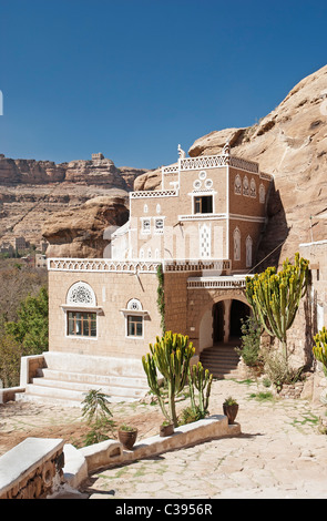 Maison traditionnelle yéménite dans village près de Sanaa au Yémen Banque D'Images