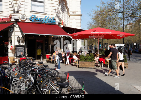 Berlin, trottoir restaurant et café Graffiti à l'Adenauerplatz, partie de la Kurfuerstendamm. EU/DE/DEU/ Allemagne/ Capitol Banque D'Images