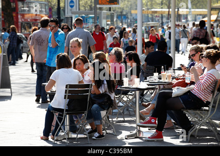 Berlin, café-CARAS, les gens déambulent le long de la Kurfuerstendamm. EU/DE/DEU/ Allemagne/ Capitol Berlin. Banque D'Images