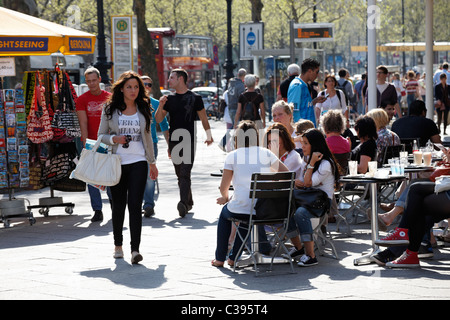 Berlin, café-CARAS, les gens déambulent le long de la Kurfuerstendamm. EU/DE/DEU/ Allemagne/ Capitol Berlin. Banque D'Images