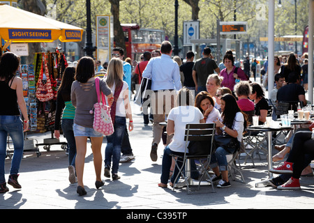 Berlin, café-CARAS, les gens déambulent le long de la Kurfuerstendamm. EU/DE/DEU/ Allemagne/ Capitol Berlin. Banque D'Images