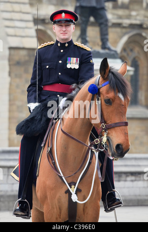 Officier de l'armée britannique Le Capitaine à cheval sur les droits de garde de cérémonie route mariage royal de William et Kate. Londres Angleterre Royaume-uni Grande-Bretagne Banque D'Images