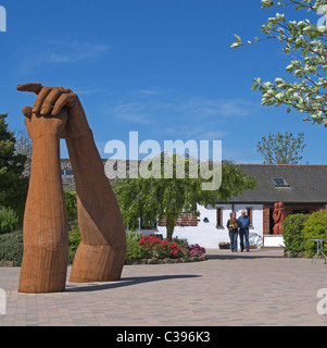 Young Couple Walking at Gretna Green Old Forge, Attraction touristique, Dumfries et Galloway, Écosse, Royaume-Uni Banque D'Images