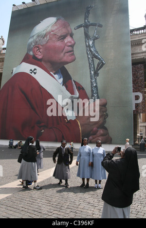 Les gens dans la place saint pierre avant la béatification du pape Jean-Paul II, Vatican, Rome 29 Avril 2011 Banque D'Images