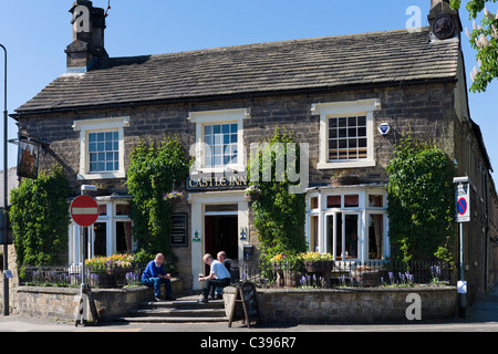 Pub de village à proximité du centre ville sur le Week-end début mai 2011, Bakewell, le Peak District, Derbyshire, Royaume-Uni Banque D'Images