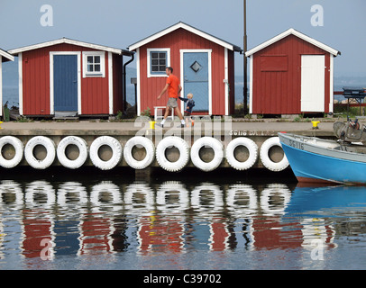 Cabanes de pêcheurs dans un port, Hano, Suède Banque D'Images