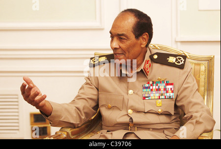 Le Maréchal Mohamed Hussein Tantawi chef du conseil militaire au pouvoir Egypts répond à visiter le ministre chinois des Affaires étrangères Yang Jiechi Banque D'Images