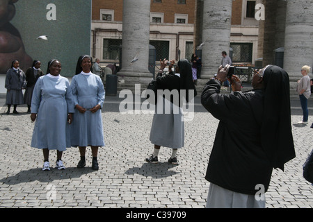Les gens dans la place saint pierre avant la béatification du pape Jean-Paul II, Vatican, Rome 29 Avril 2011 Banque D'Images