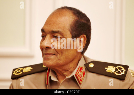 Le maréchal Mohamed Hussein Tantawi chef du conseil militaire au pouvoir egypts répond à visiter le ministre chinois des affaires étrangères Yang Jiechi Banque D'Images