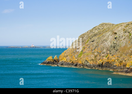 Vue de falaises et les Skerries site d'essai de turbines sous-marines. Carmel Head, île d'Anglesey, dans le Nord du Pays de Galles, Royaume-Uni. Banque D'Images