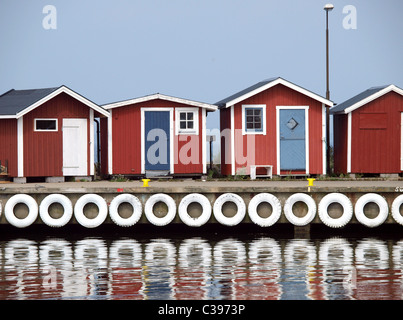 Cabanes de pêcheurs dans un port, Hano, Suède Banque D'Images