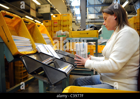 Une femme de lettres de tri dans un centre de tri postal, Berlin, Allemagne Banque D'Images