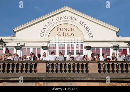 De l'alcool sur le balcon de la célèbre Covent Garden Market public house, le Punch & Judy. Banque D'Images