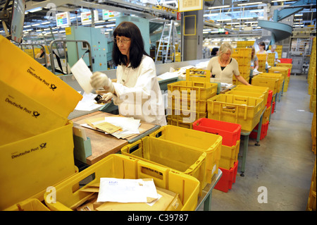 Les femmes de lettres de tri dans un centre de tri postal, Berlin, Allemagne Banque D'Images