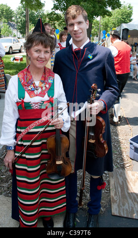 Fiddlers en suédois dress posing. Célébration livres American Swedish Institute Minneapolis Minnesota MN USA Banque D'Images