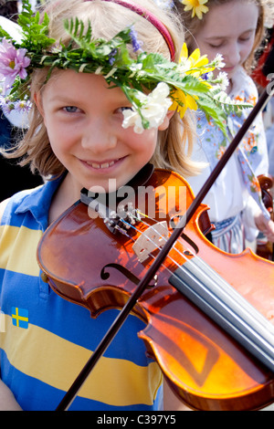 Jeune fille jouant du violon pour célébration livres à l'Institut suédois. Minneapolis Minnesota MN USA Banque D'Images