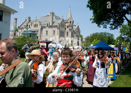 Spelmanslag violoneux parade Livres leader fête avec l'Institut suédois en arrière-plan. Minneapolis Minnesota MN USA Banque D'Images