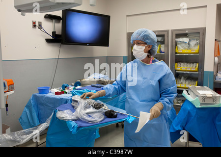 Technicien prépare Salle d'opération pour la chirurgie robotique Banque D'Images