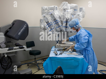 Technicien prépare Salle d'opération pour la chirurgie robotique Banque D'Images
