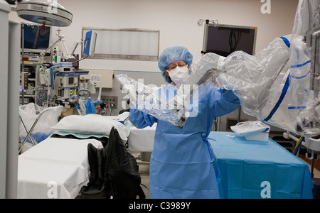 Technicien prépare Salle d'opération pour la chirurgie robotique Banque D'Images