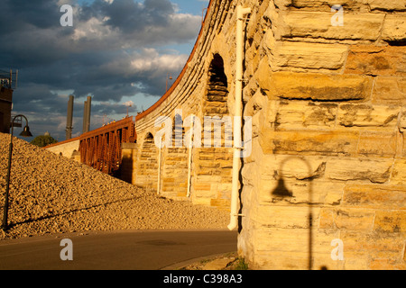 Le pont en arc de pierre le soir avec le coucher de soleil. Minneapolis Minnesota MN USA Banque D'Images