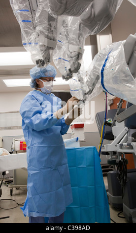 Technicien prépare Salle d'opération pour la chirurgie robotique Banque D'Images