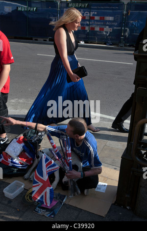 Igoogle un sans-abri la vente de drapeaux Union Jack à Londres Banque D'Images