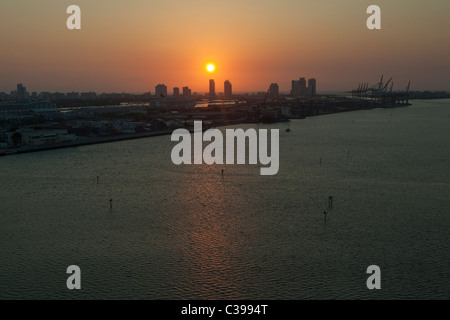 Lever du soleil à Miami Beach, vu du centre-ville de Miami. Banque D'Images