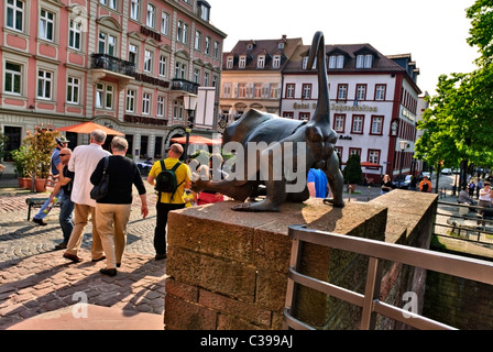 Le pont statue de singe vue arrière de la Neckar, vieux pont Alte Brücke Brückenaffe, Heidelberg, Germany, Europe Banque D'Images