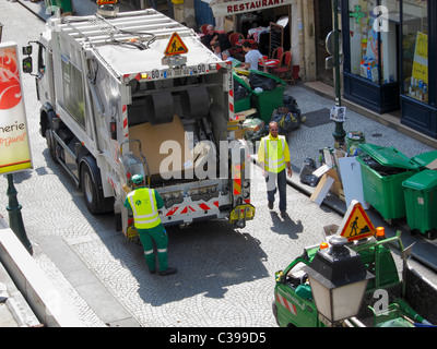 Paris, France, travailleurs de l'assainissement chargement des ordures à l'arrière du camion à ordures, poubelle de rue, poubelles devant le bâtiment Banque D'Images