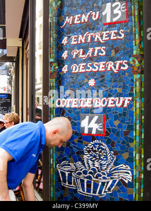 Paris, France, Paris Bistro Old French Restaurant dans le quartier des Halles, détail façade, enseigne Vintage, affiches, menu ancien Banque D'Images