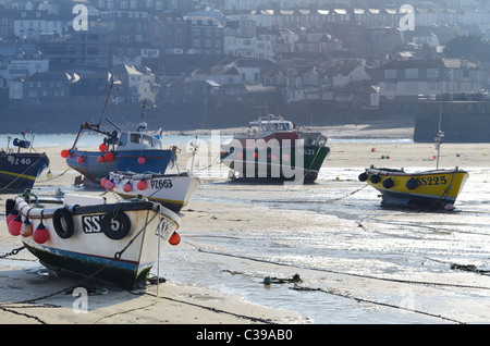 Bateaux la marée basse dans le port de St Ives, Cornwall Banque D'Images