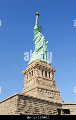 Statue de la liberté sur Liberty Island libre avec ciel bleu à New York Ville Manhattan Banque D'Images