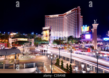 Treasure Island Hotel Casino de nuit avec le trafic important, Las Vegas. Banque D'Images