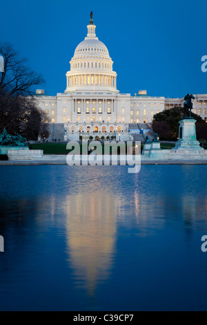 Le United States Capitol à la fin de la National Mall à Washington, DC, reflétée dans le capitole Reflecting Pool
