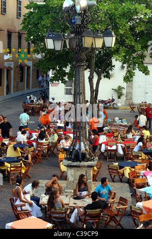 Occupé à Plaza de Santa Domingo en haute saison dans la ville fortifiée. Cartagena, Bolivar, Colombie, Amérique du Sud Banque D'Images