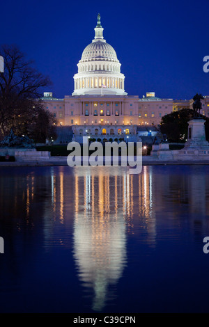 Le United States Capitol à la fin de la National Mall à Washington, DC, reflétée dans le capitole Reflecting Pool