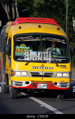 Mini bus à Bogota pendant les heures de pointe. District de la capitale Bogota, Colombie, Amérique du Sud Banque D'Images