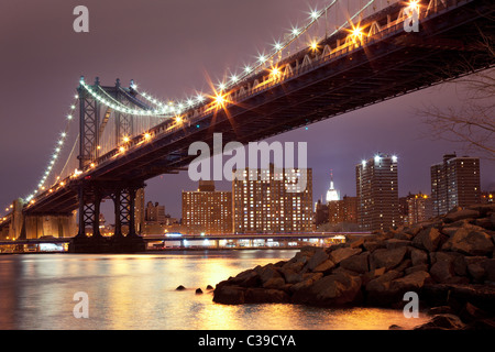 Pont de Manhattan à New York City, vu ici à nuit Banque D'Images
