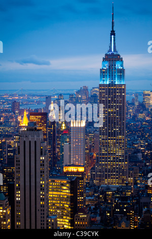 L'Empire State Building et le New York City skyline vue depuis le Rockefeller Center de nuit Banque D'Images