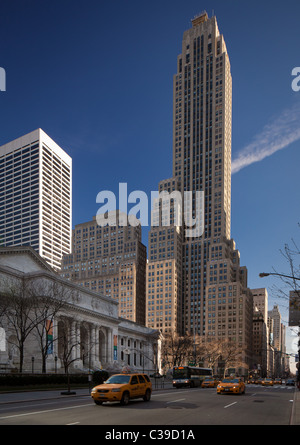 Le Rockefeller Center et New York Public Library le long de la 5e Avenue à Manhattan, New York Banque D'Images