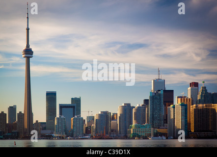 Le centre-ville de Toronto Skyline, y compris la Tour CN et le Rogers Centre, comme on l'a vu en fin d'après-midi Banque D'Images