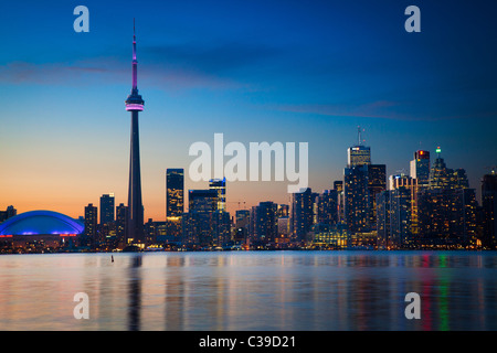Le centre-ville de Toronto Skyline, y compris la Tour CN et le Centre Rogers, comme vu en début de soirée Banque D'Images