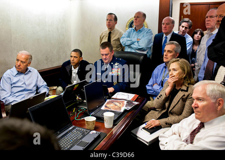 Le président Barack Obama et le Vice-président Joe Biden, ainsi que des membres de l'équipe de sécurité nationale, de recevoir une mise à jour sur Banque D'Images