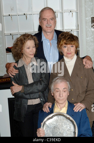Prunella Scales, John Cleese, Connie Booth et Andrew Sachs assister à une conférence de presse pour annoncer la sortie de deux Banque D'Images