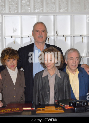 Prunella Scales, John Cleese, Connie Booth et Andrew Sachs assister à une conférence de presse pour annoncer la sortie de deux Banque D'Images