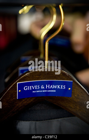 Un rail de mens jackets dans le flagship store Gieves and Hawkes sur Savile Row, Londres. Banque D'Images