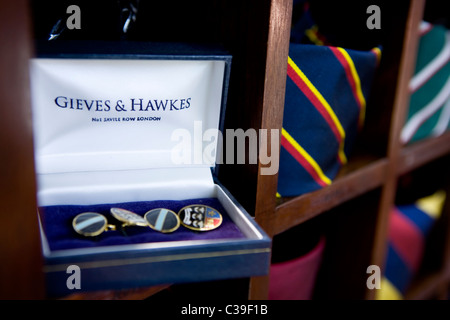 Photo en gros plan d'accessoires et des liens familiaux dans le flagship Gieves & Hawkes store sur Savile Row, Londres. Banque D'Images